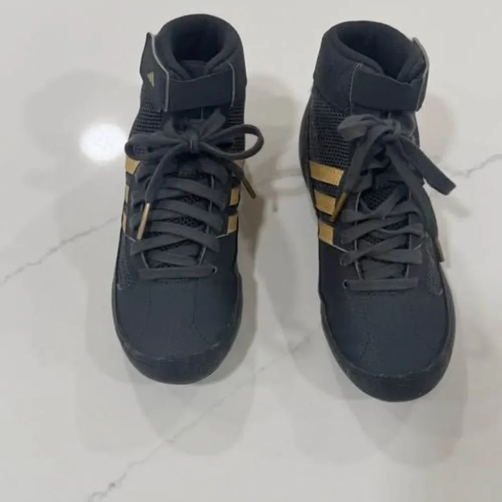 Adidas toddler wrestling shoes size 1